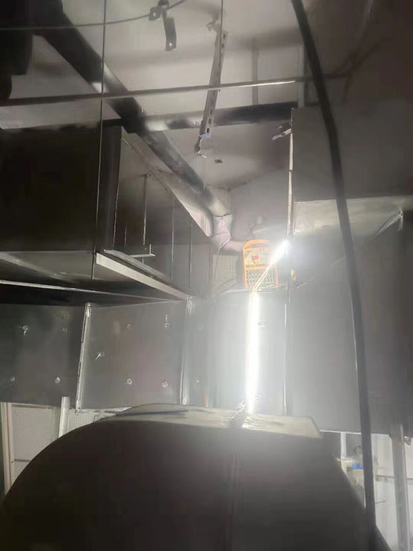 通風管道安裝那些事：夜深人靜，總有一些平凡的人在做著不平凡的事情